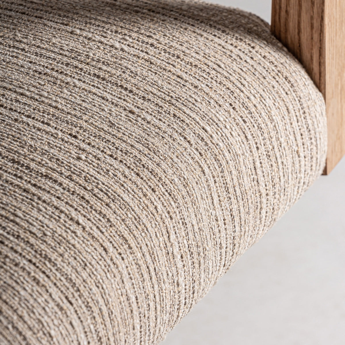 Detalle de la estructura dorada con ruedas de la base giratoria de la silla Nozay - boutique_interiorismo - vical