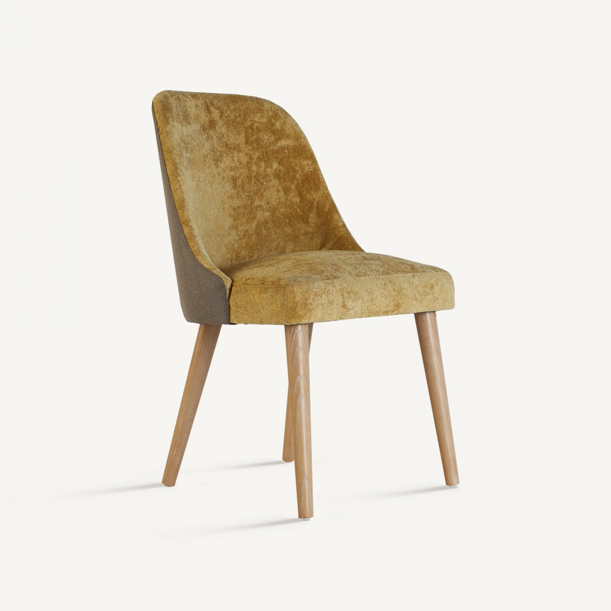 Silla acolchada en lino mostaza con patas de madera natural, vista frontal contemporánea