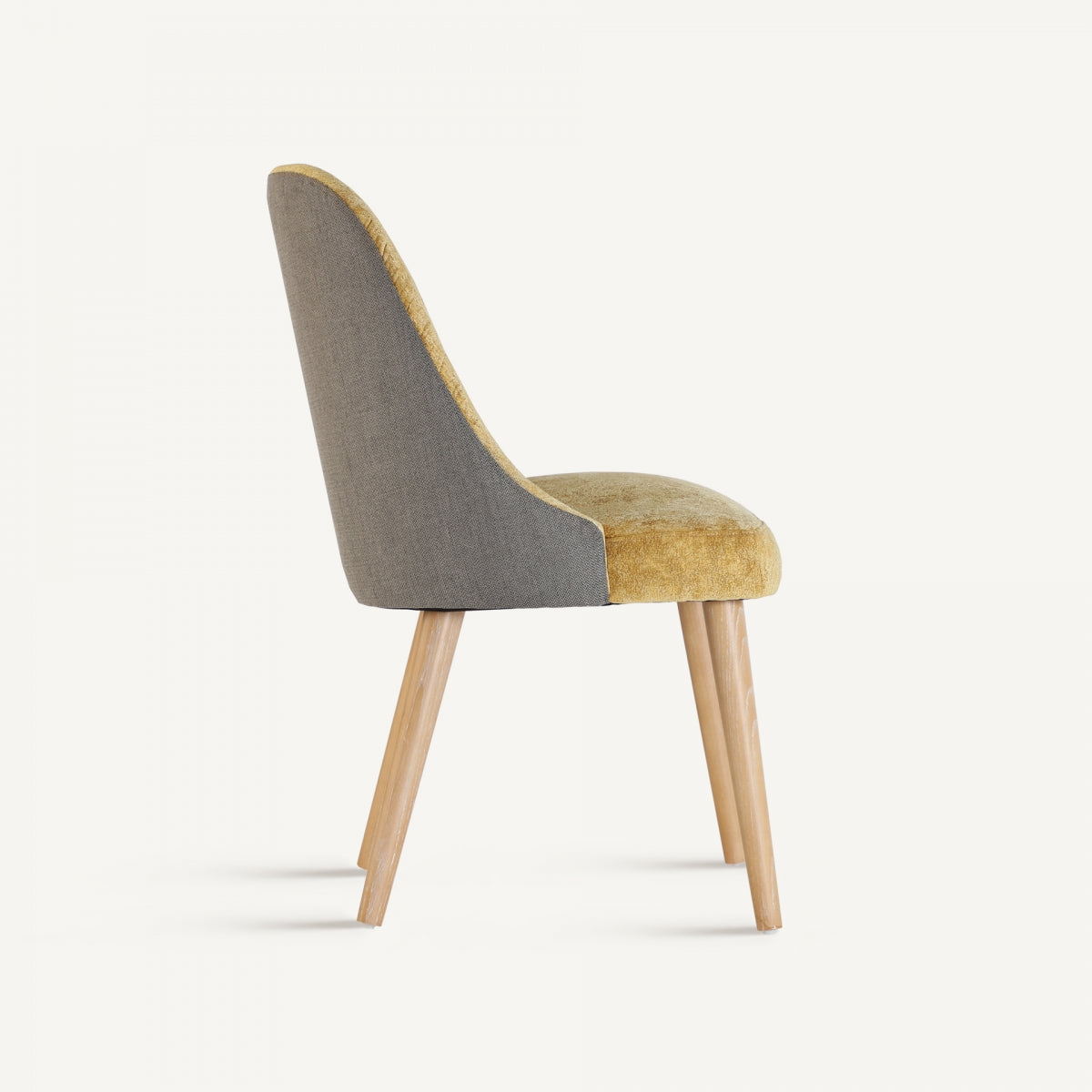 Vista lateral de silla en lino mostaza y madera clara, diseño moderno y cómodo