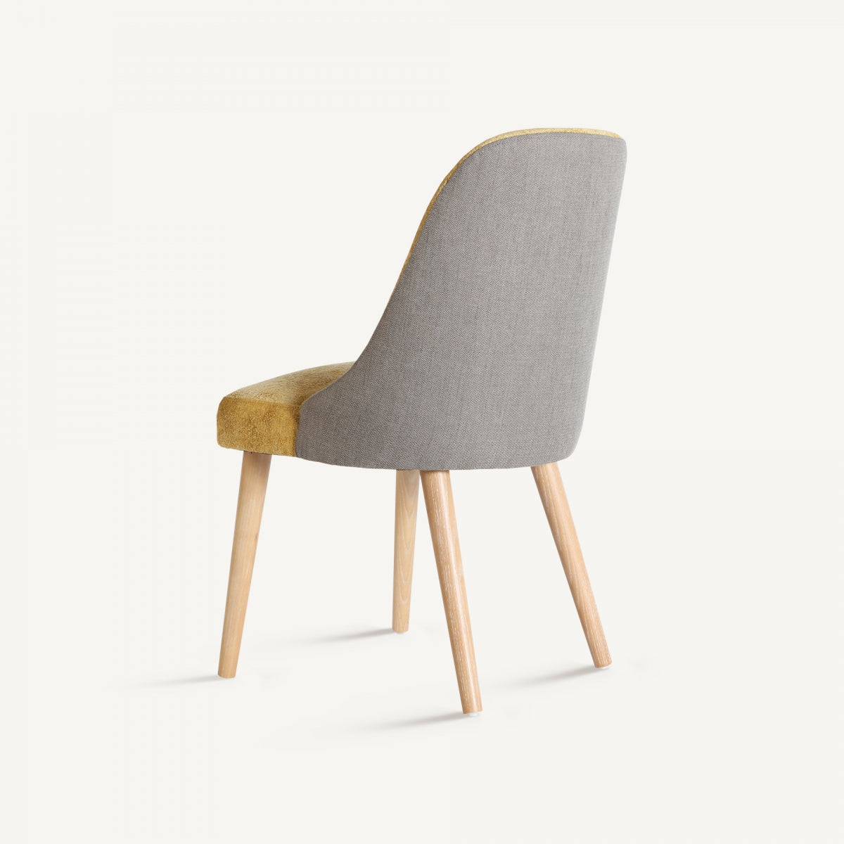 Conjunto de sillas mostaza en comedor moderno con estilo mid-century