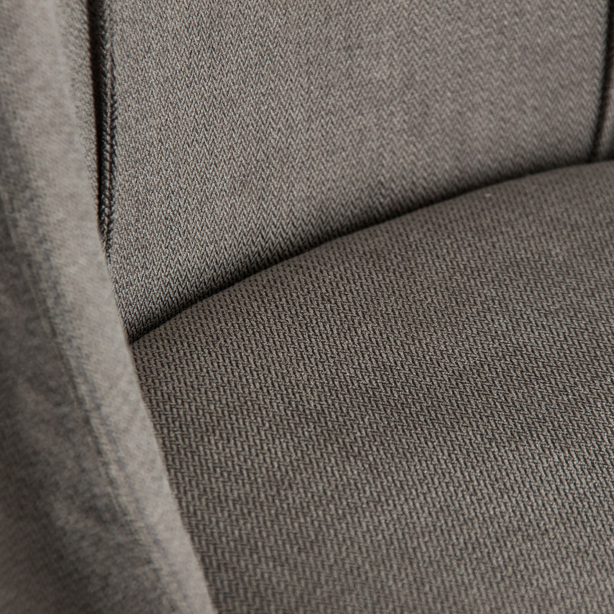 Detalle del tejido gris texturizado del asiento de la silla Ghilarza, tapizado en poliéster y espuma