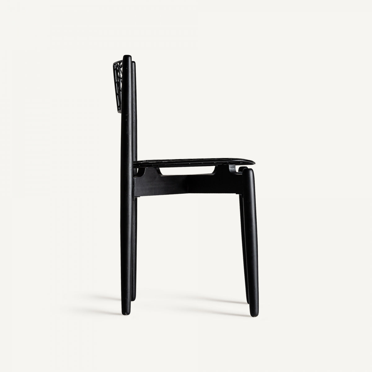Detalle del respaldo curvo de la silla PLISSÉ, textura plisada negra, diseño moderno boutique interiorismo vical