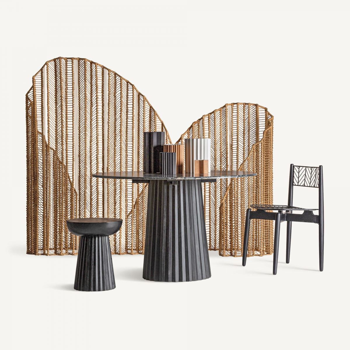 Silla PLISSÉ desde ángulo bajo, énfasis en la forma y volumen plisado negro boutique interiorismo vical