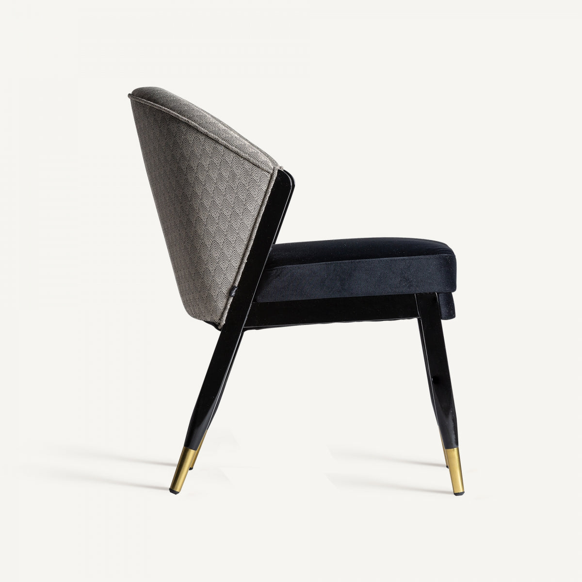 Detalle del respaldo y textura del terciopelo negro de la silla TRUN, patas doradas boutique interiorismo vical