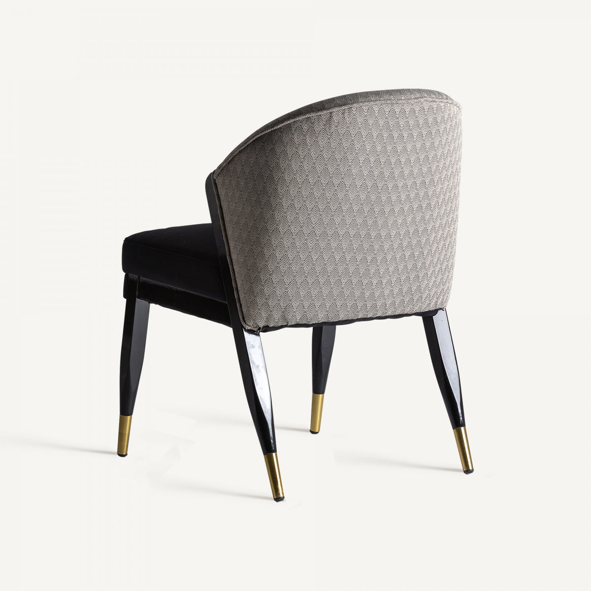 Silla TRUN en comedor elegante, acento negro y dorado, inspiración glam boutique interiorismo vical