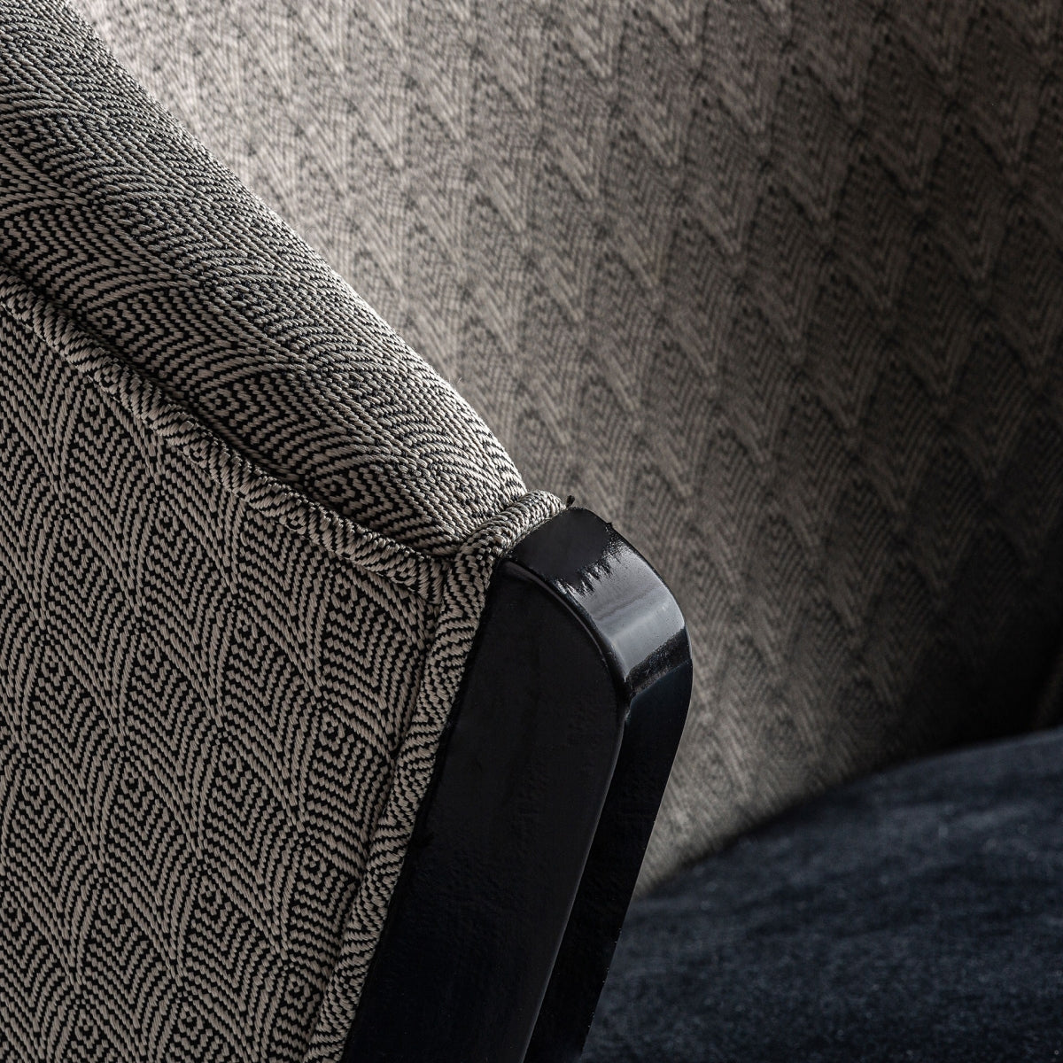 Vista trasera de la silla TRUN, terciopelo negro profundo y diseño minimalista boutique interiorismo vical