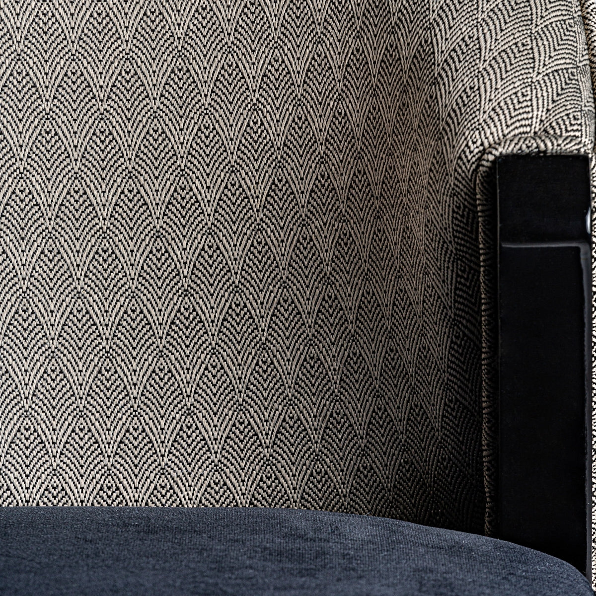 Conjunto de sillas TRUN en ambiente art déco, contraste dorado-negro boutique interiorismo vical