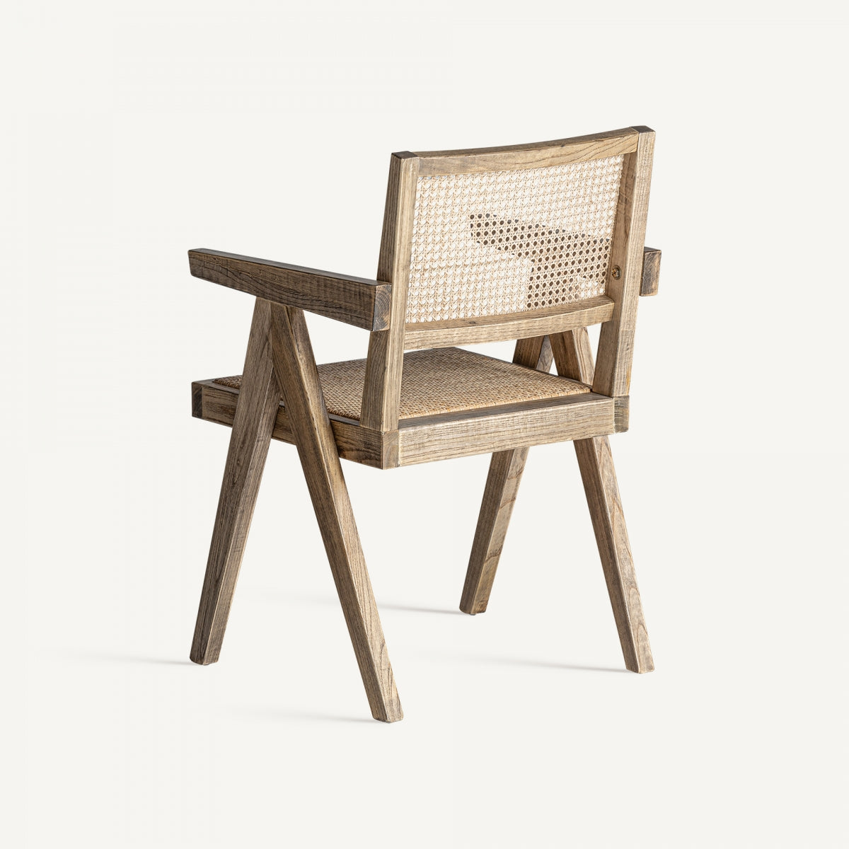 Vista trasera de silla con respaldo de ratán natural y brazos de madera.