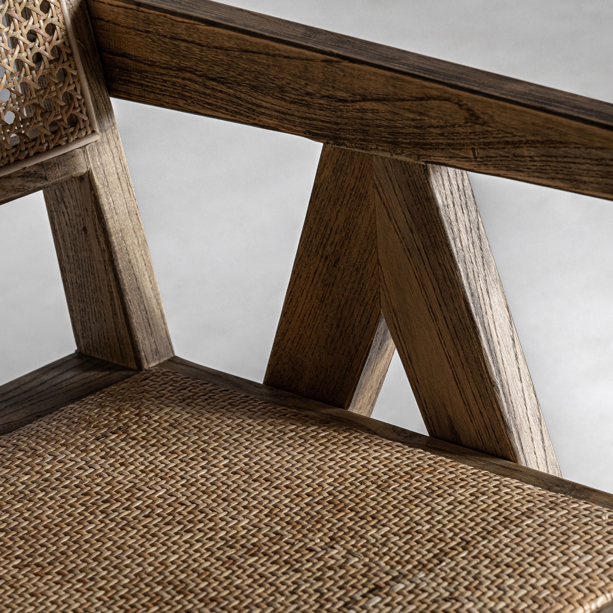 Encuadre del cruce estructural de madera estilo artesanal.