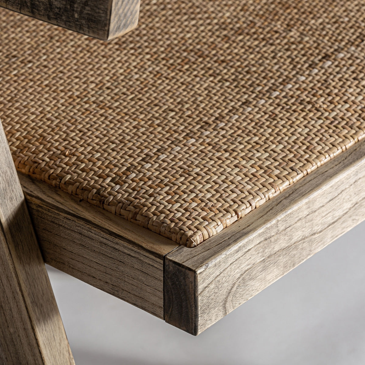 Detalle de asiento de ratán tejido, textura natural.