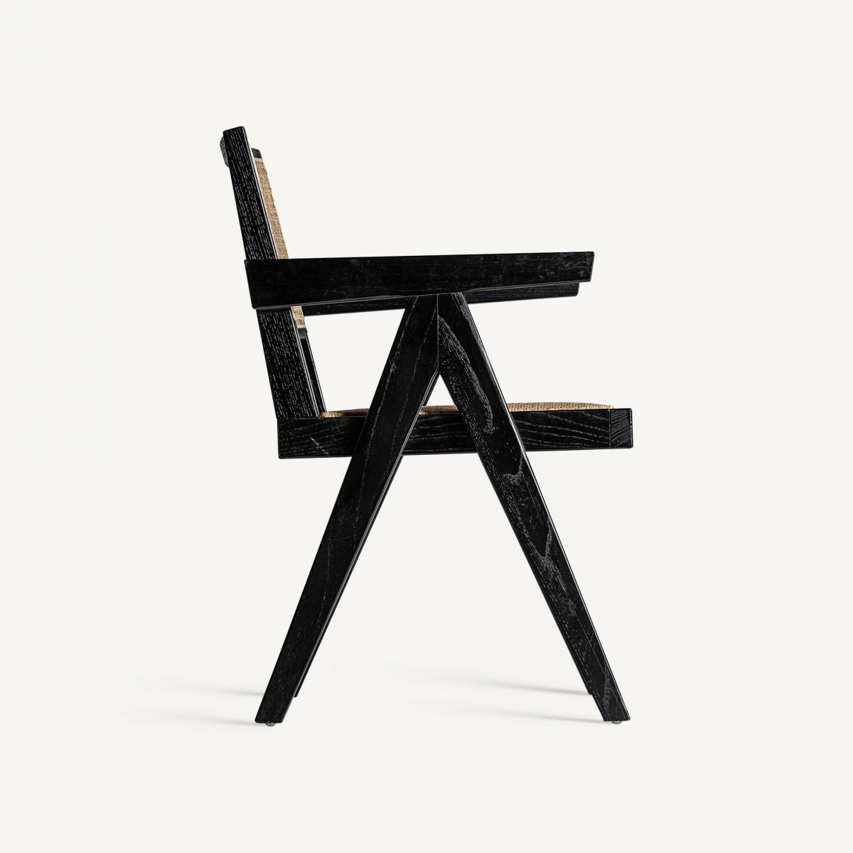 Silla brazos perfil limpio madera negra detalle geometrico boutique_interiorismo vical