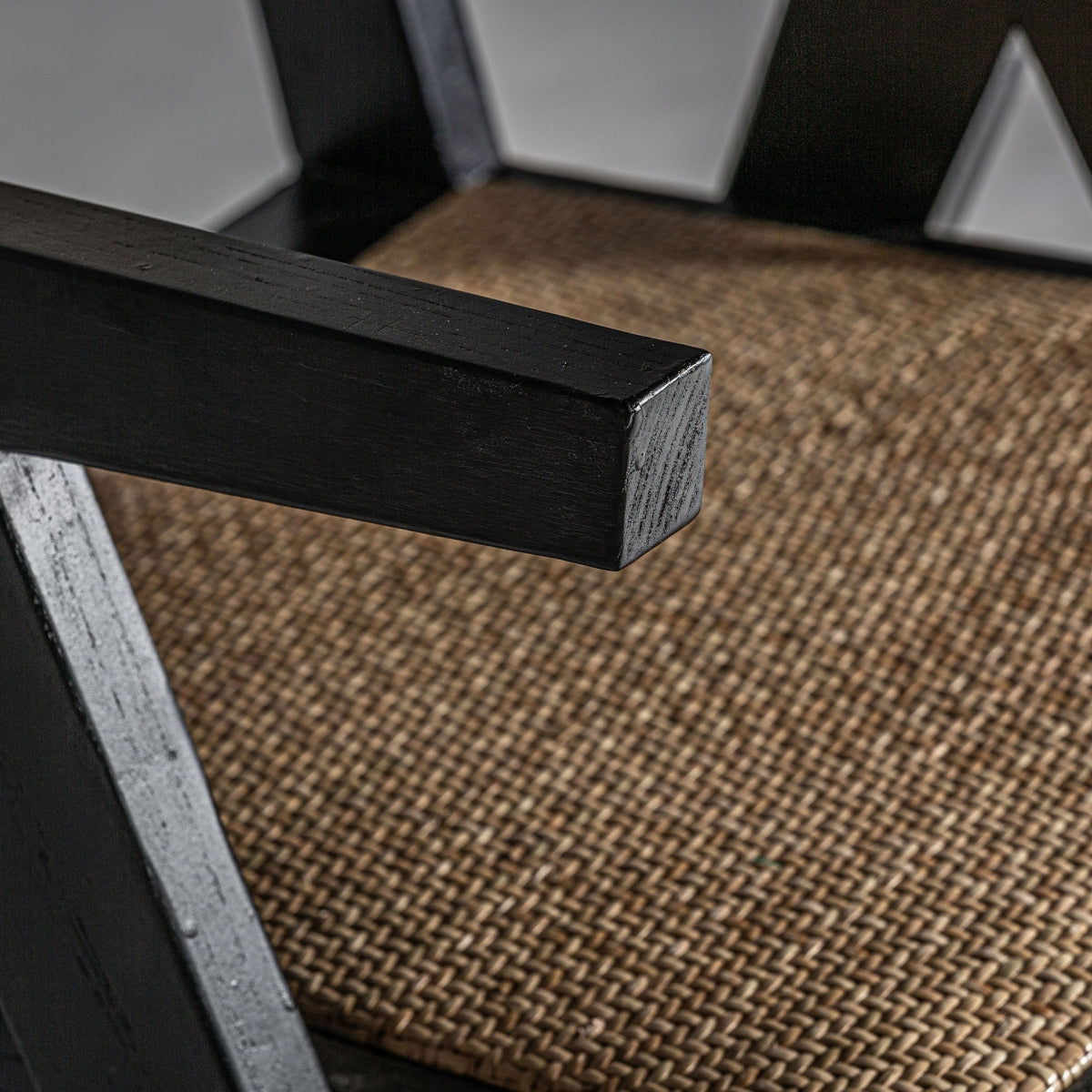 Detalle apoyabrazos madera negra acabado natural boutique_interiorismo vical