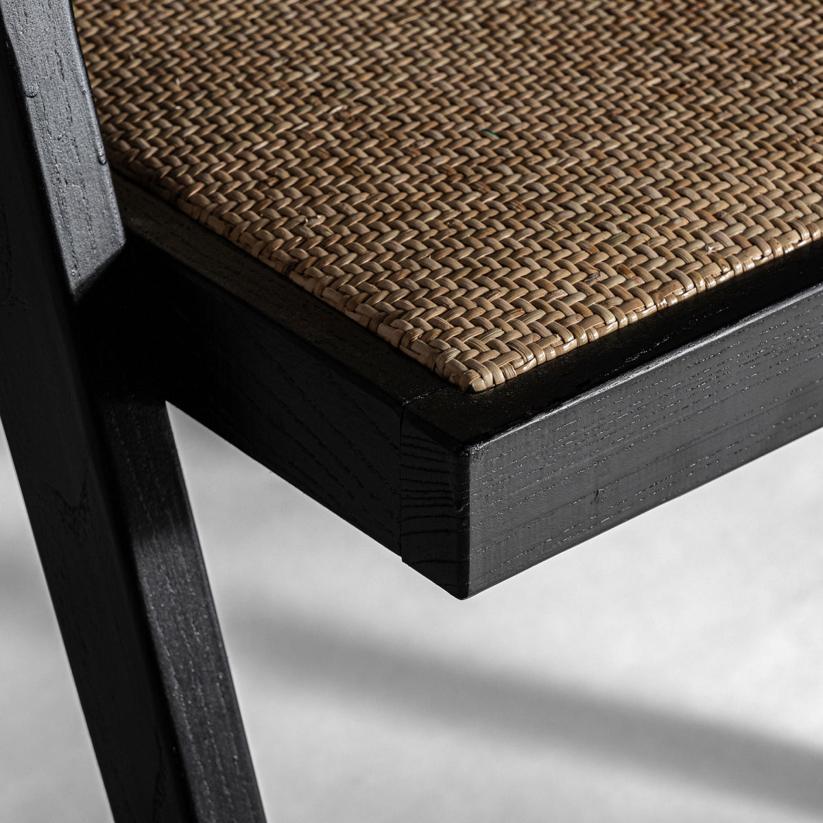 Detalle asiento cañizo trenzado sobre madera negra boutique_interiorismo vical
