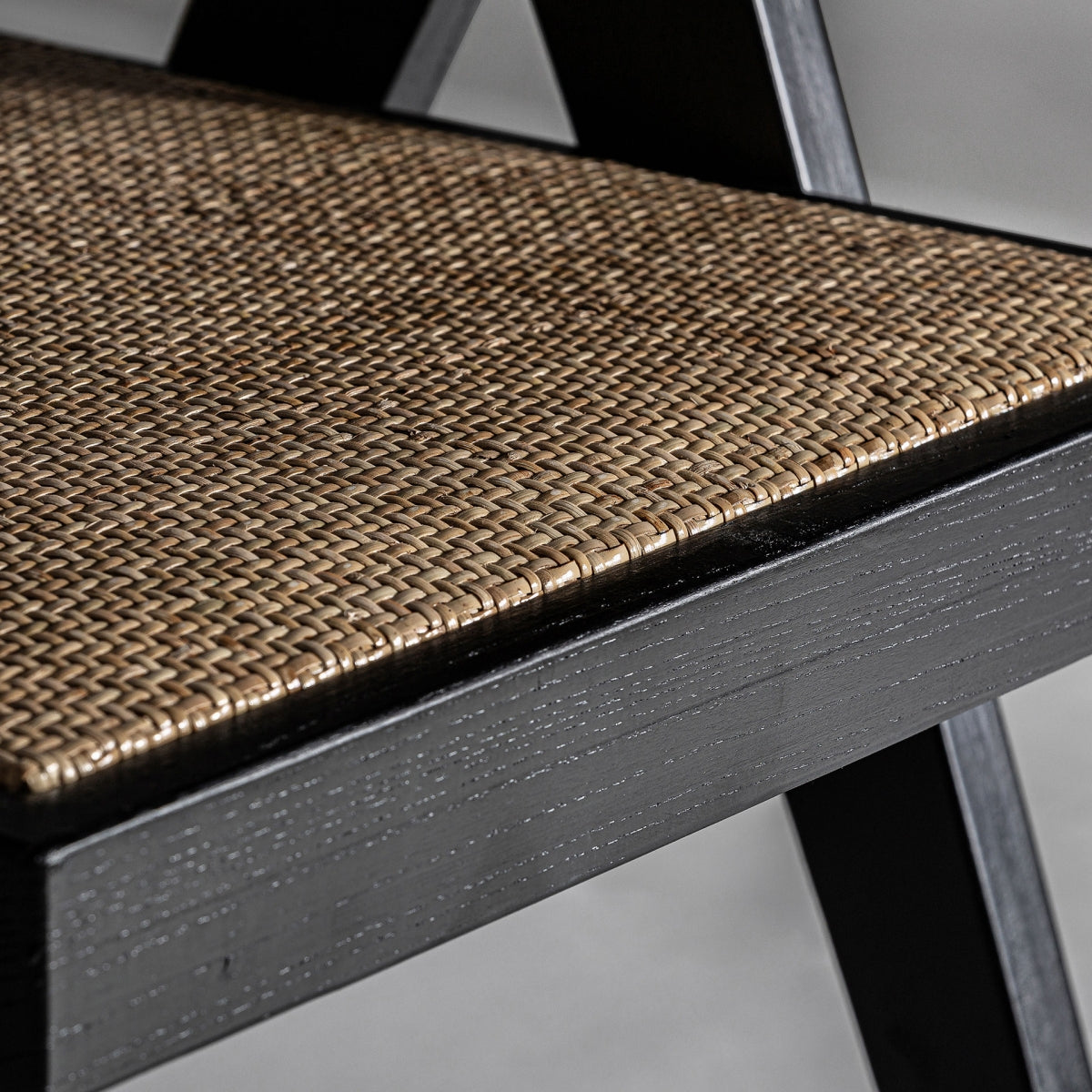 Detalle canto asiento rattan natural estructura negra boutique_interiorismo vical