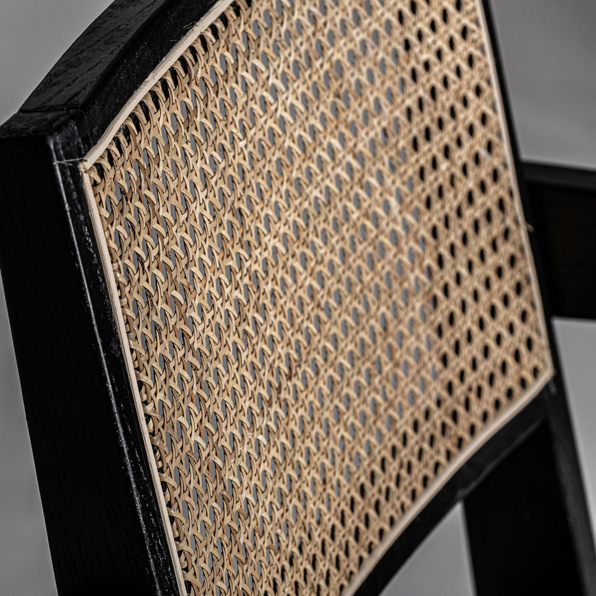 Detalle respaldo rattan natural con marco madera negra boutique_interiorismo vical
