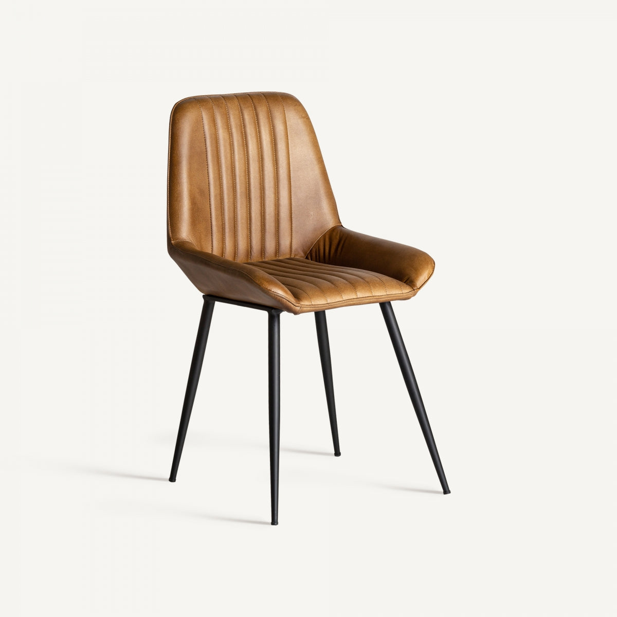 Silla de cuero camel vista frontal con respaldo envolvente, estilo industrial elegante