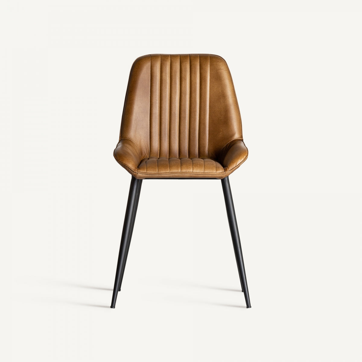 Silla de cuero camel con asiento amplio y estructura metálica vista desde el centro