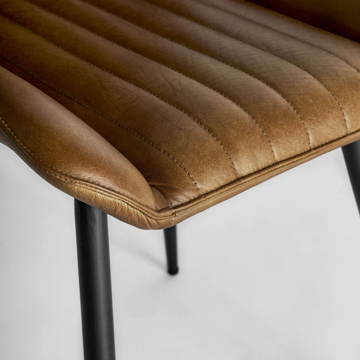Detalle de costura en asiento tapizado de cuero camel, textura de alta calidad
