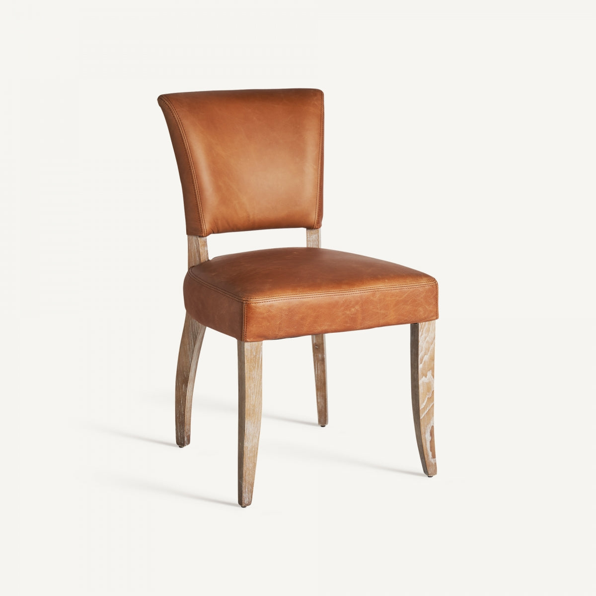 Silla Tolla tapizada en piel marrón, vista frontal sobre suelo neutro, estilo clásico elegante.