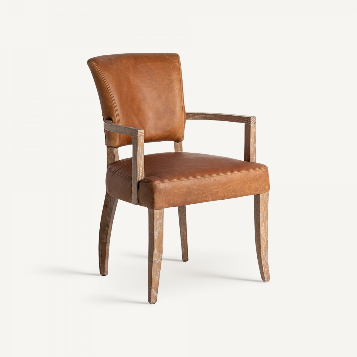 Vista frontal de silla con brazos, tapizada en cuero marrón, estructura de madera decapada, estilo rústico elegante.