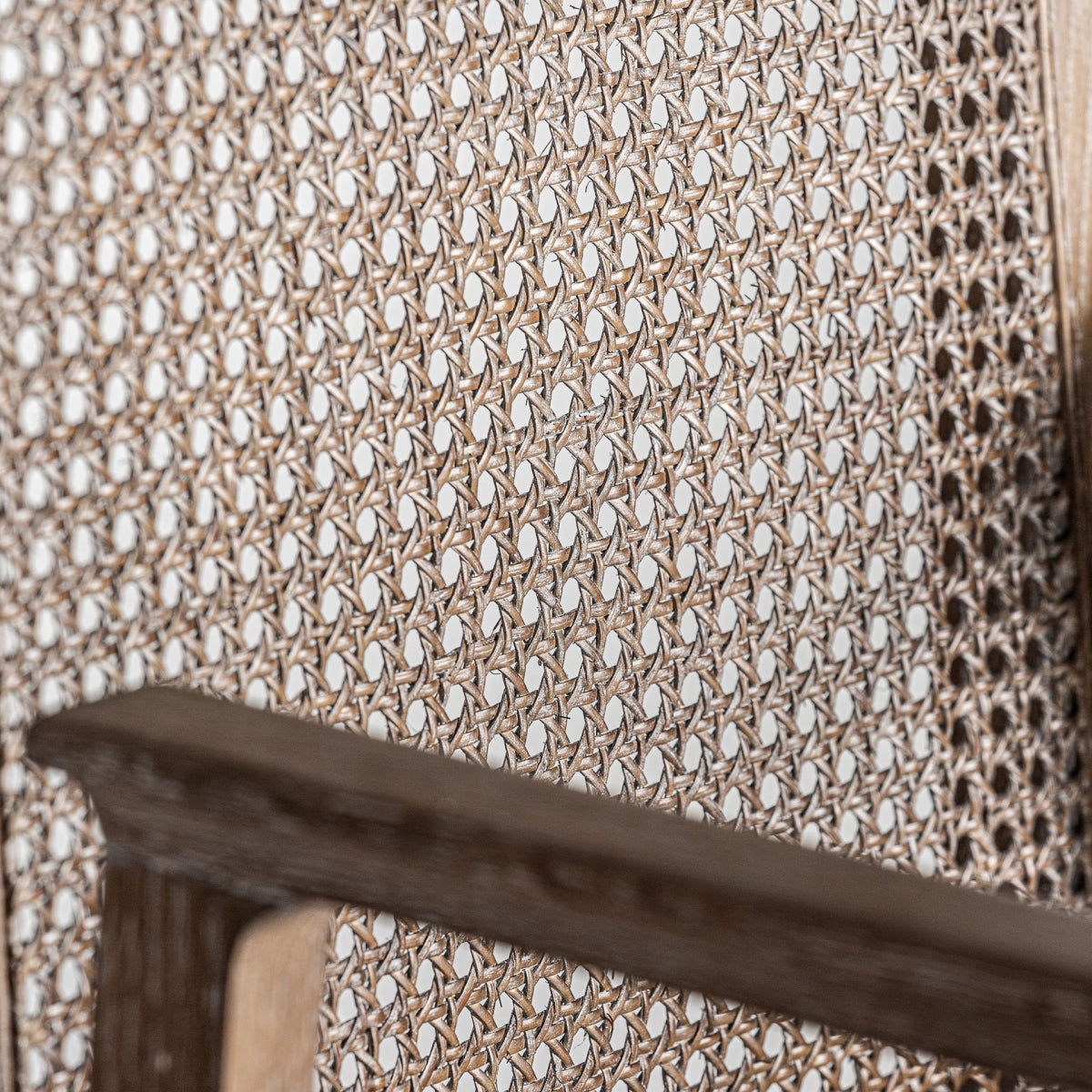 Detalle del trenzado natural del respaldo en rejilla con textura artesanal - boutique_interiorismo - vical