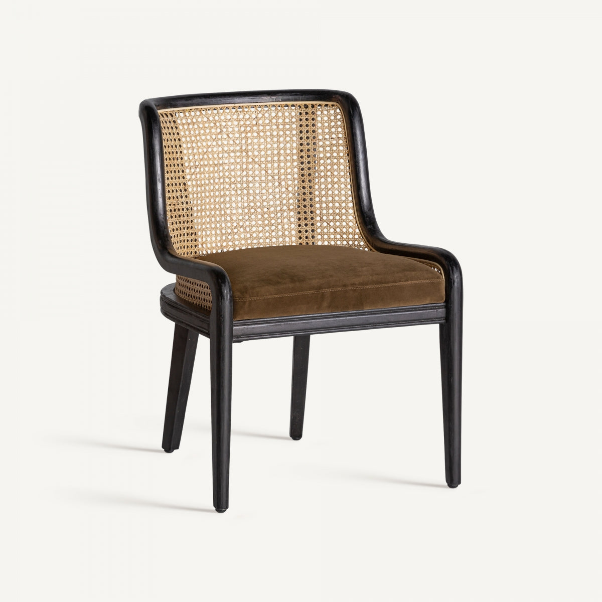 Vista frontal de silla de comedor con estructura negra curva, respaldo de rejilla de ratán y asiento en terciopelo marrón.