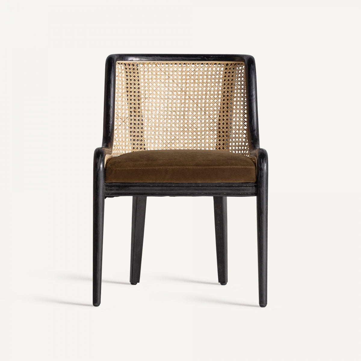 Silla completa con asiento bajo, respaldo envolvente de ratán natural y madera negra, estilo colonial contemporáneo.