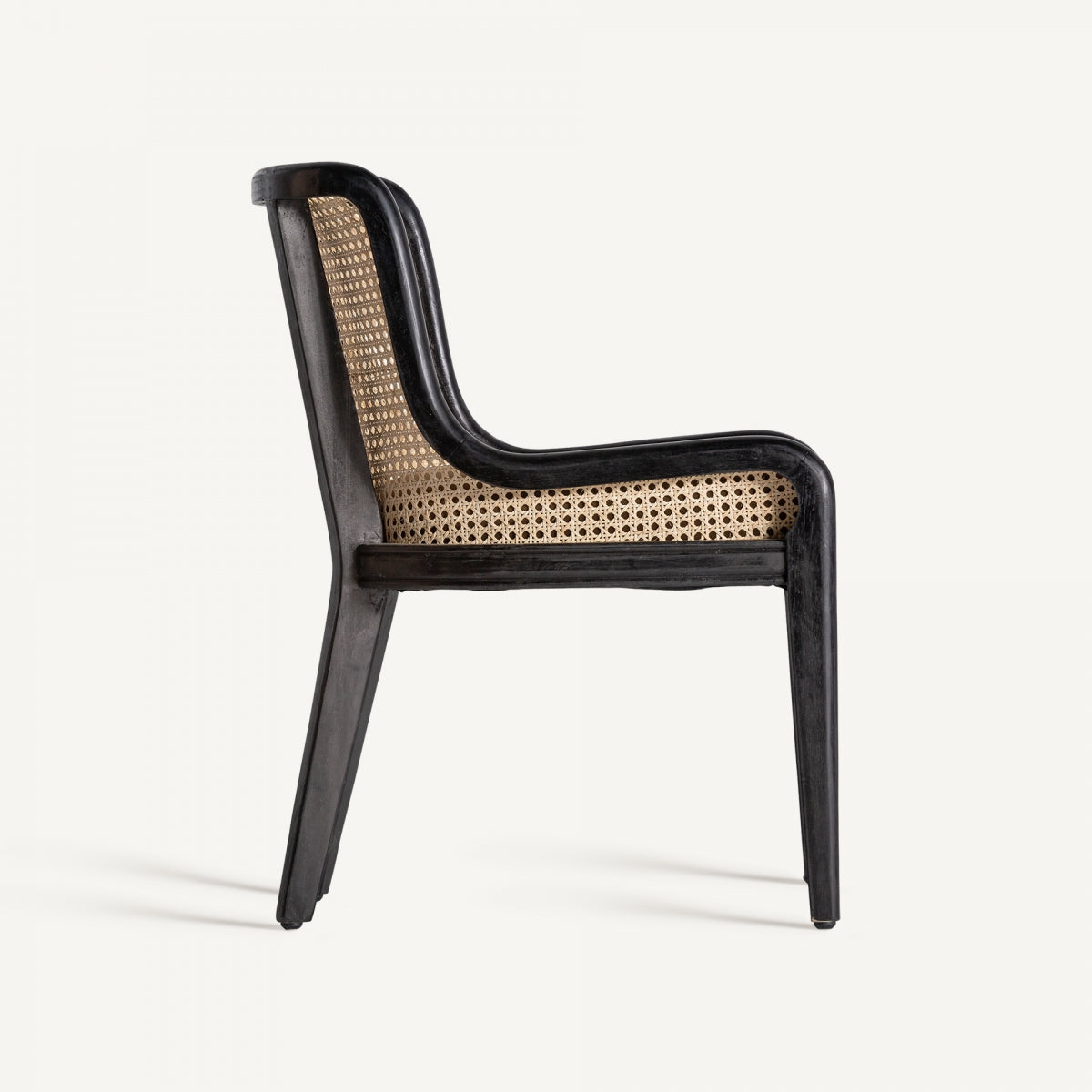 Perfil lateral de la silla con silueta curva en madera oscura y detalles en caña trenzada.