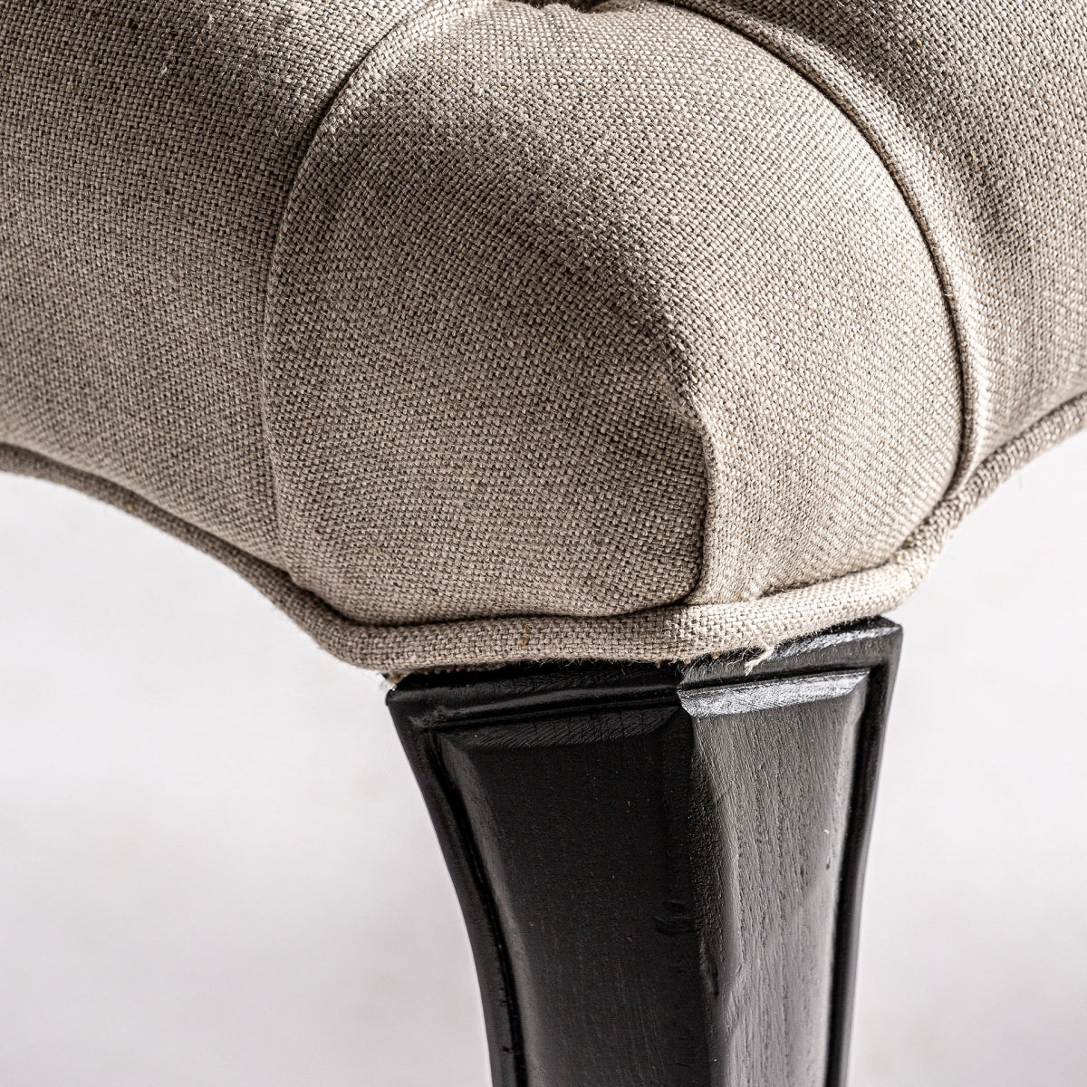 detalle union asiento pata negra tapizado lino boutique_interiorismo vical