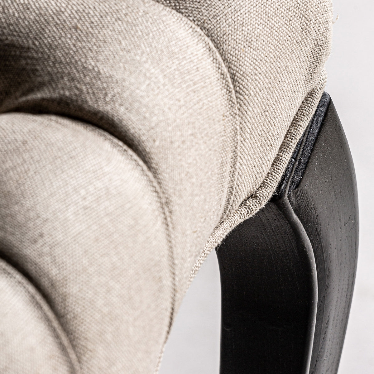 detalle respaldo curvo tapizado natural pata madera negra boutique_interiorismo vical