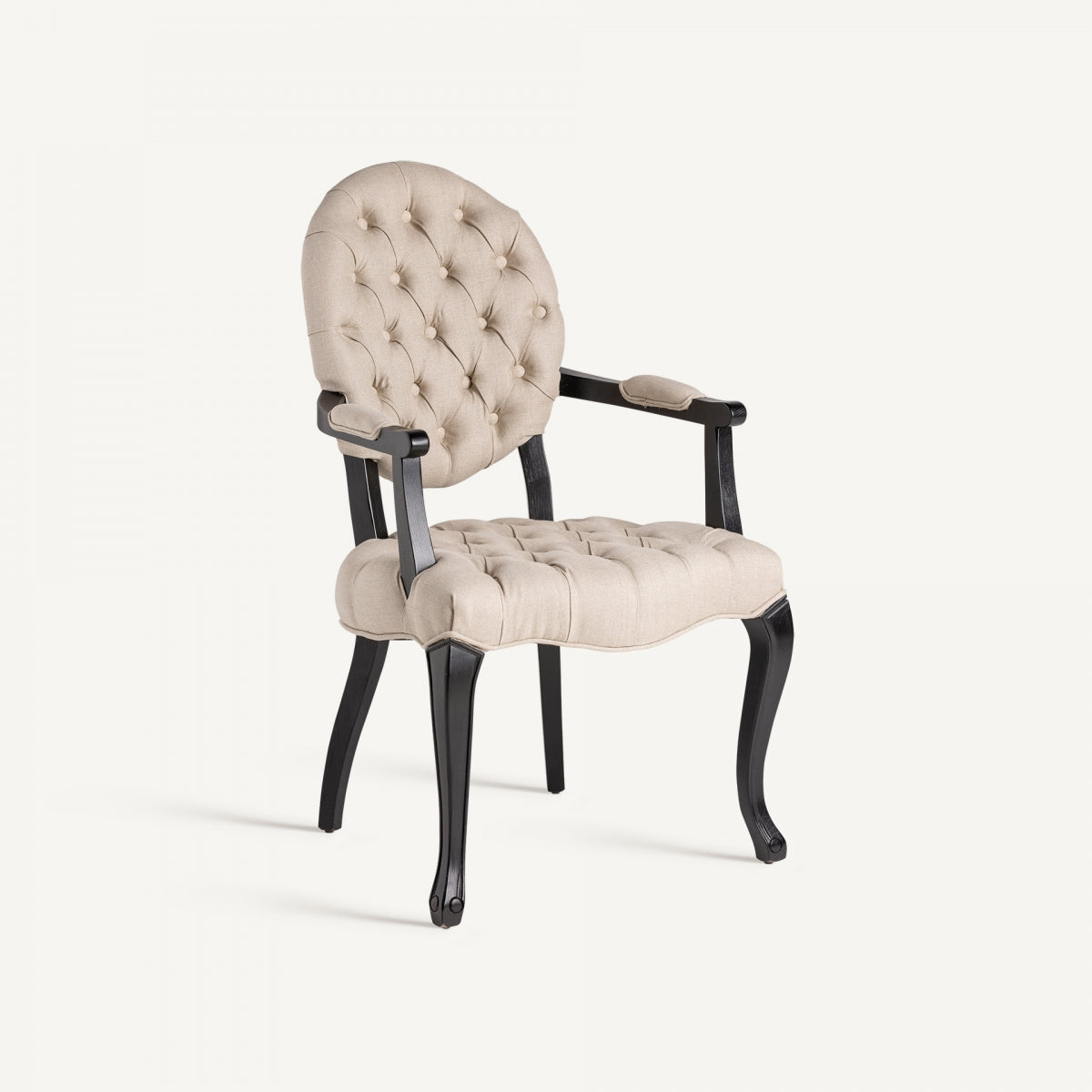 Sillón clásico tapizado beige con respaldo capitoné, vista tres cuartos, estilo elegante