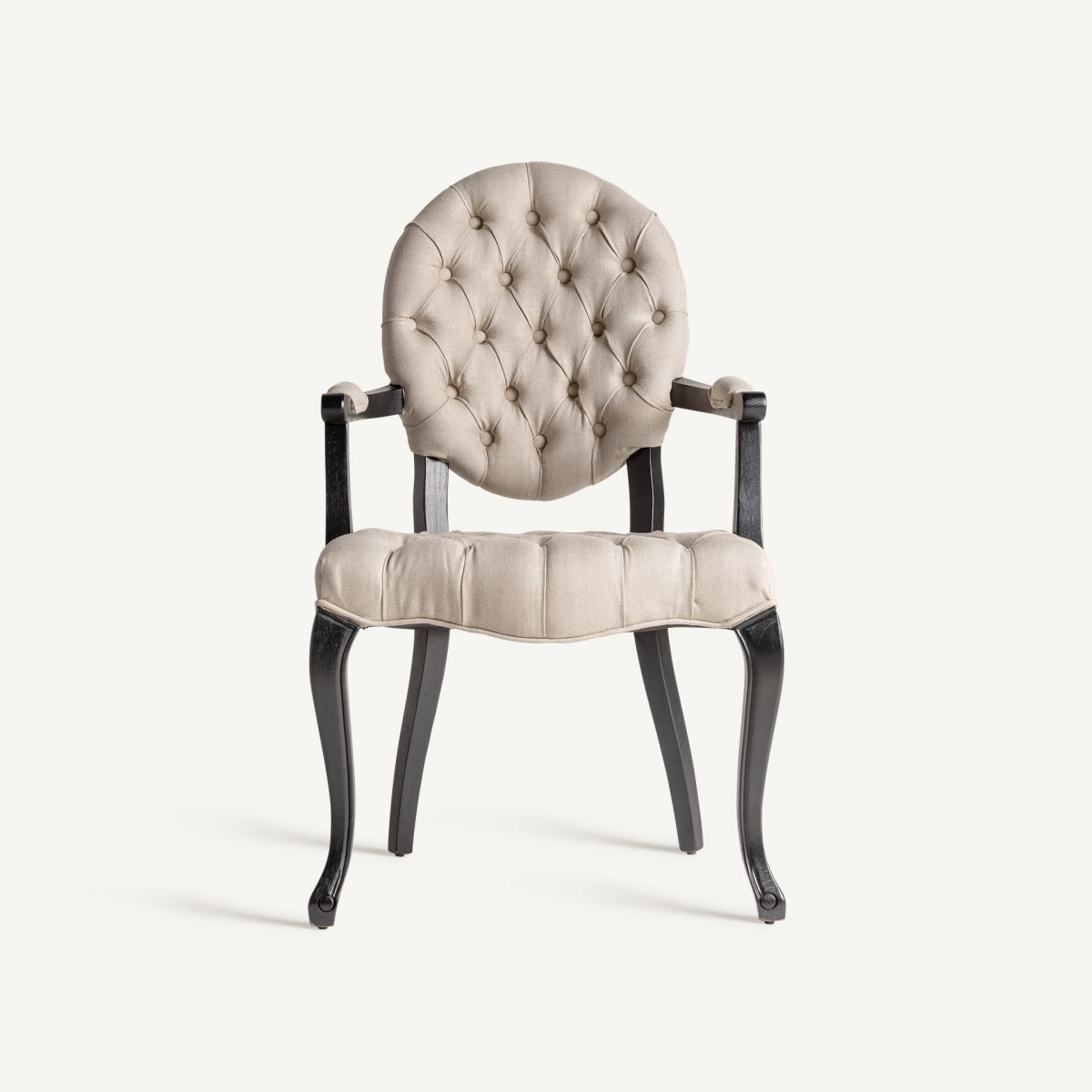 Sillón con brazos curvos y respaldo redondo capitoné, vista frontal en estilo clásico