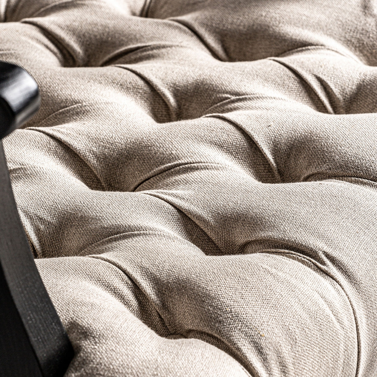 Tapizado capitoné en tejido beige con volumen y textura artesanal
