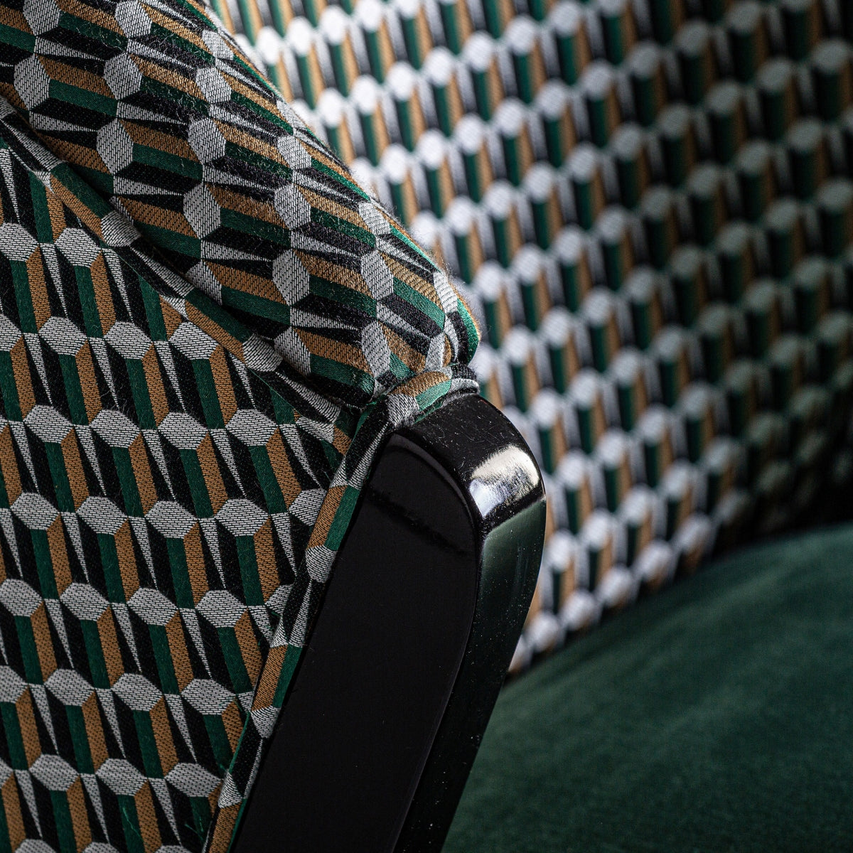 Vista frontal centrada de la silla de diseño elegante en terciopelo verde con estructura oscura