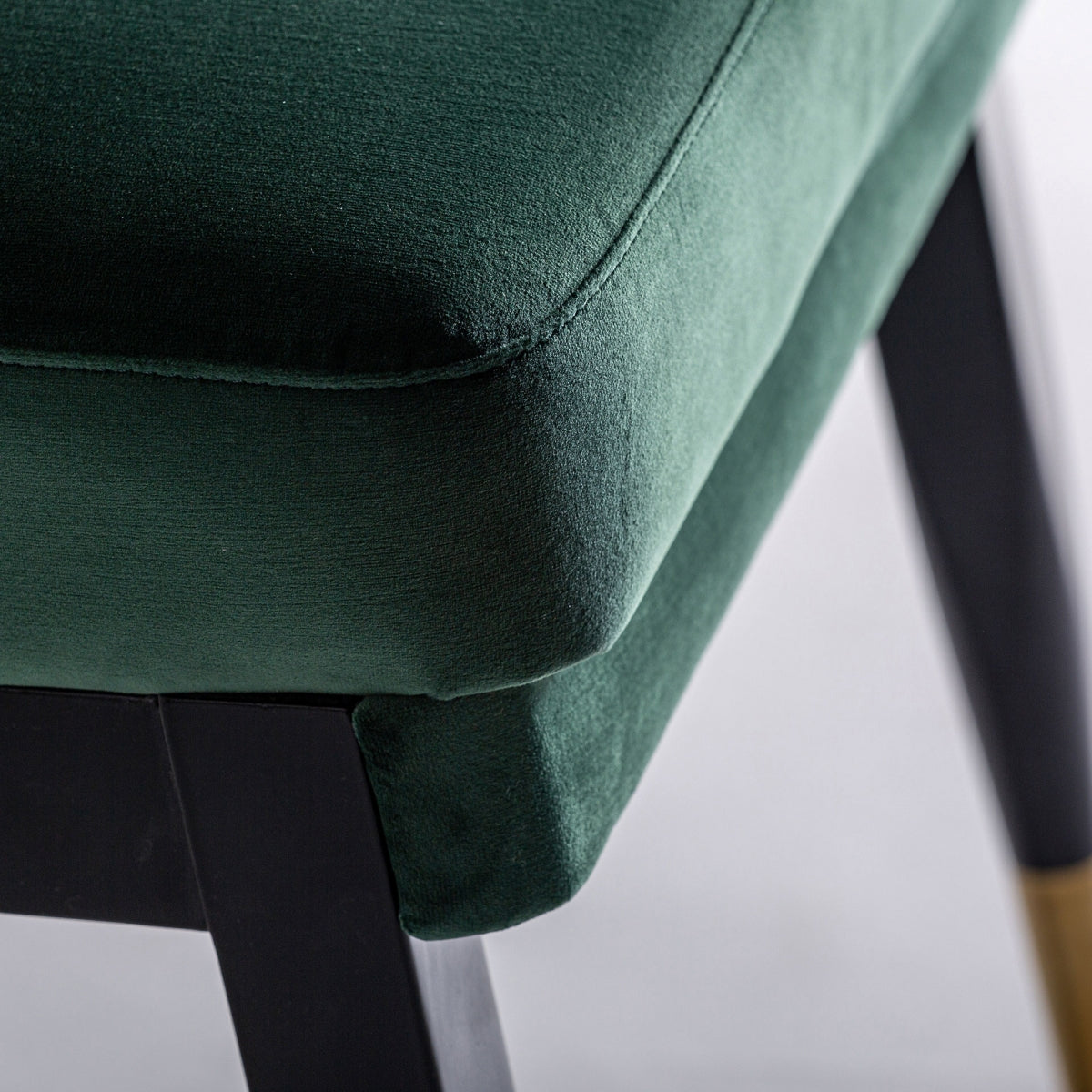 Composición de varias sillas en terciopelo verde, estilo contemporáneo para comedor o rincón de lectura