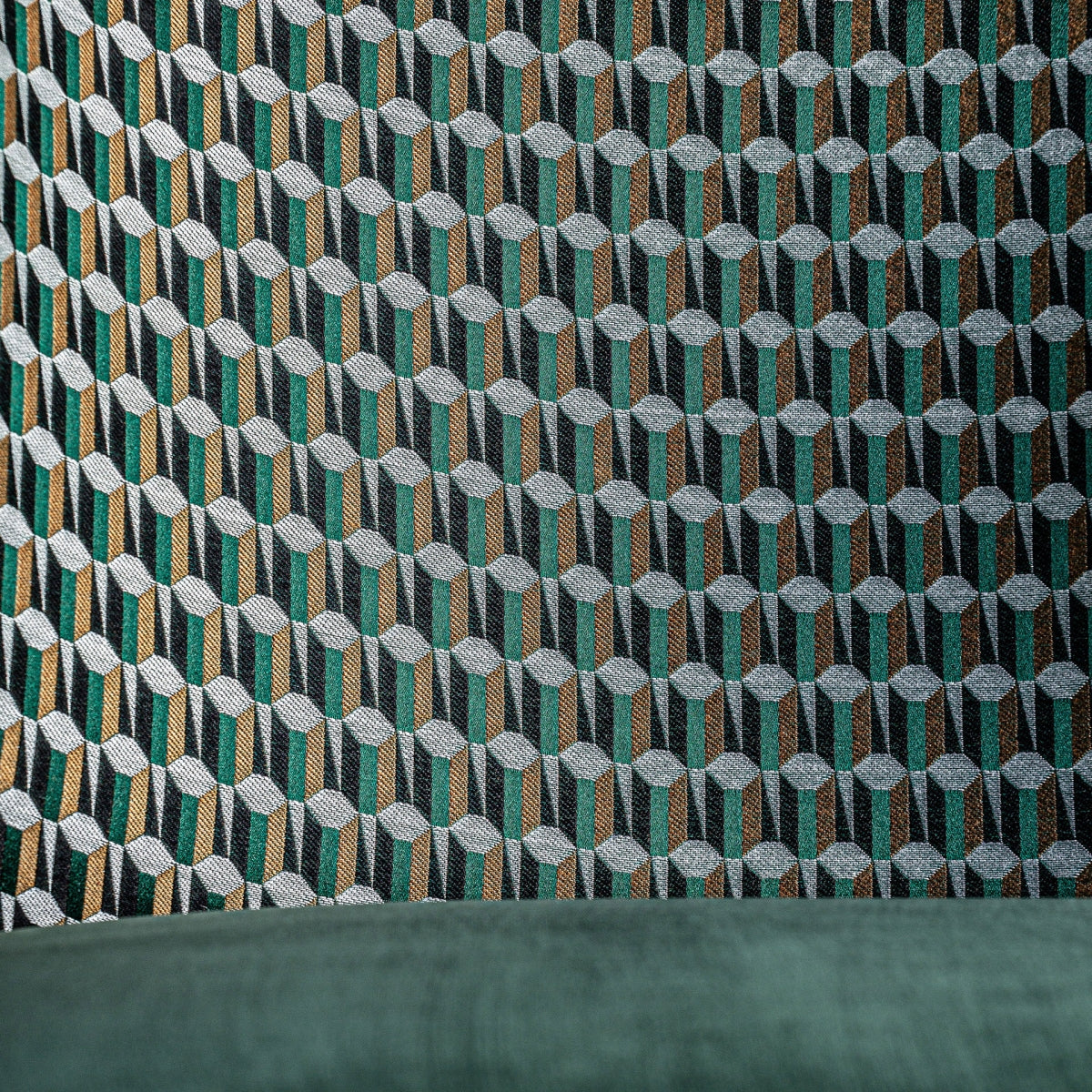 Silla sillón tapizada en terciopelo verde con patas negras, estilo elegante y contemporáneo
