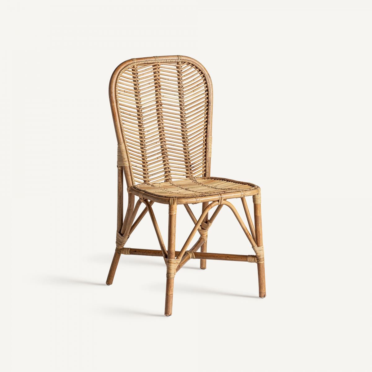 Vista frontal de silla de ratán natural con respaldo alto trenzado, estilo rústico artesanal