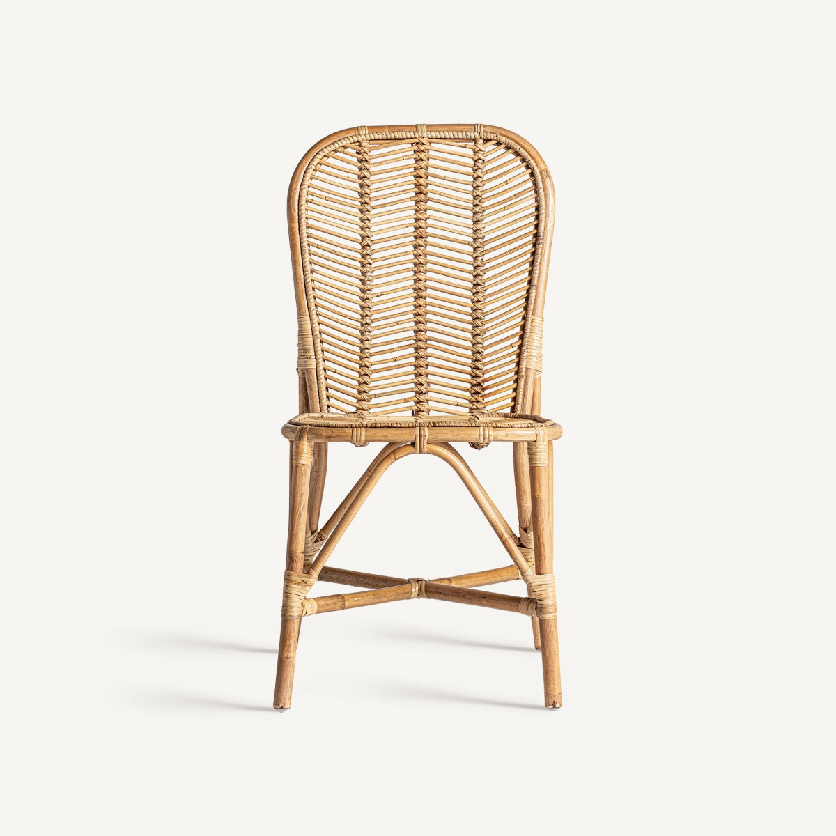 Vista frontal completa de silla de ratán natural trenzado, estructura ligera estilo rústico