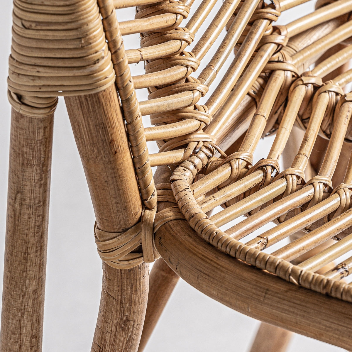 Detalle de nudos y uniones trenzadas en ratán natural, técnica artesanal visible