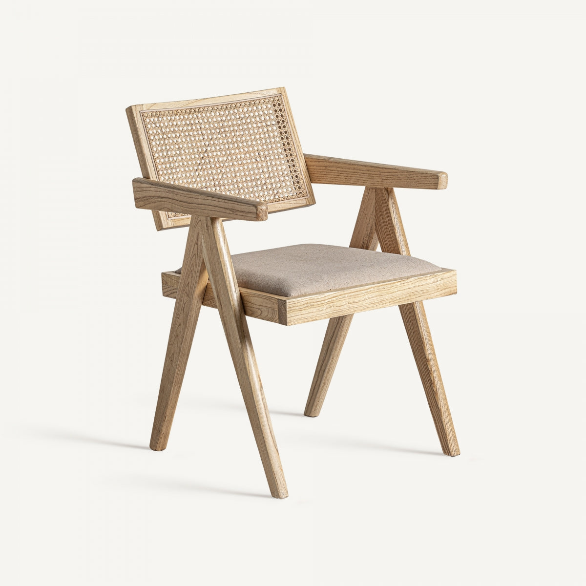 Silla de madera natural con respaldo de rejilla vista en ángulo frontal, estilo cálido y diseño atemporal