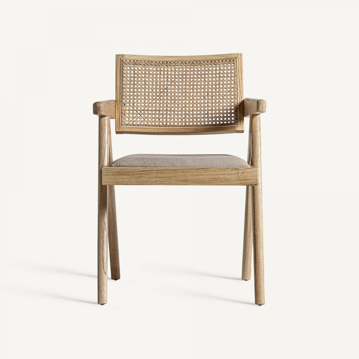 Vista frontal de silla de madera natural con asiento tapizado y respaldo de rejilla, estilo natural moderno