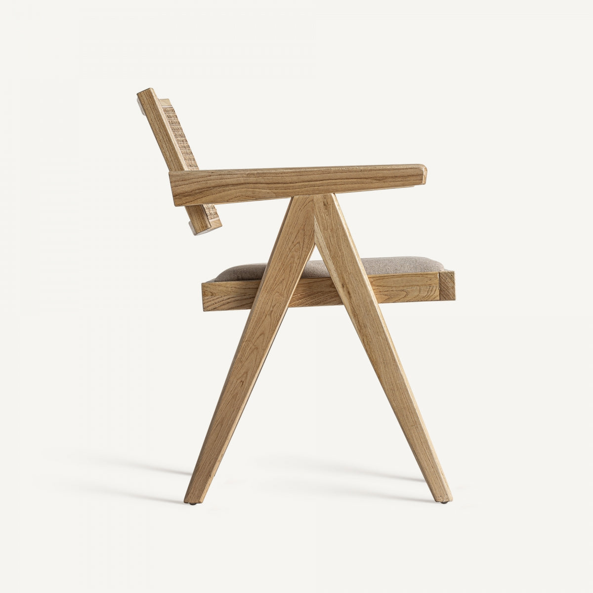 Silla lateral con estructura geométrica en madera y respaldo de rejilla, perfecta para comedores contemporáneos