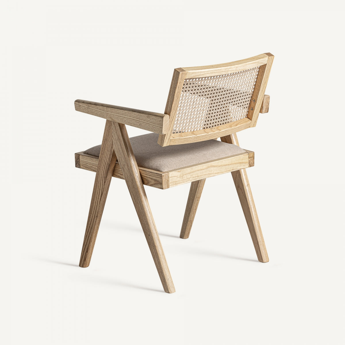 Vista trasera de silla con respaldo de rejilla y brazos en madera natural, diseño moderno cálido