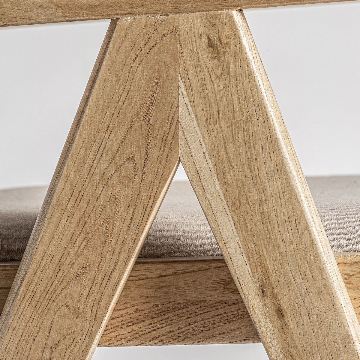 Estructura de pata en madera natural en ángulo, diseño geométrico y contemporáneo