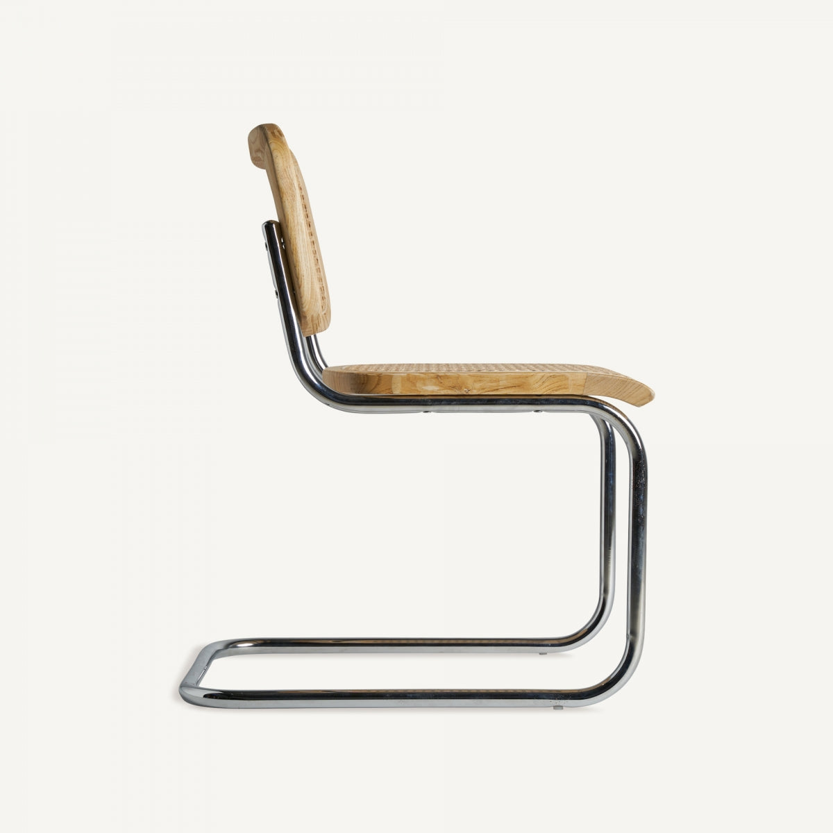Silla de cocina en madera y ratán con diseño robusto y estética cálida.