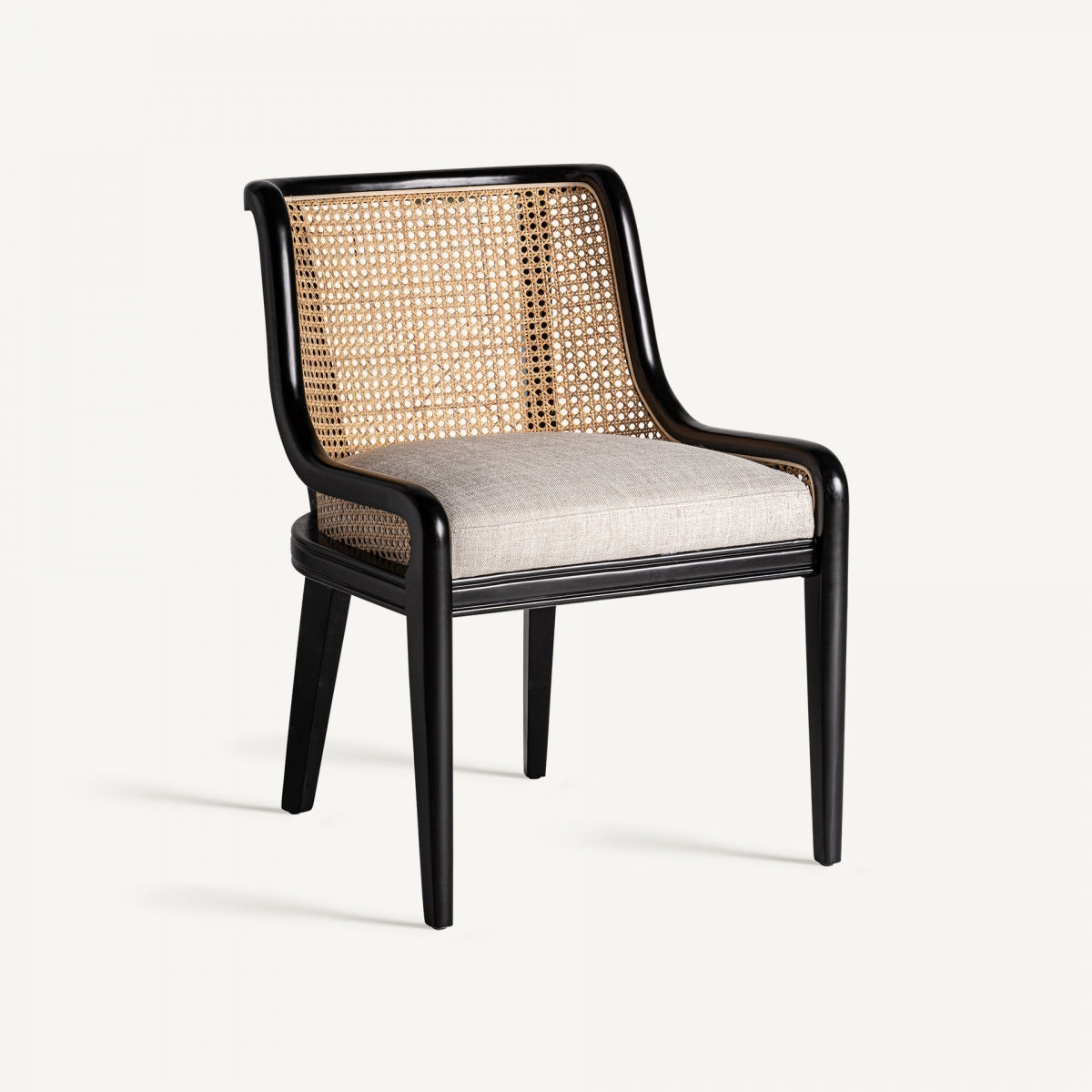 Silla con estructura negra, respaldo de ratán y asiento beige, vista tres cuartos