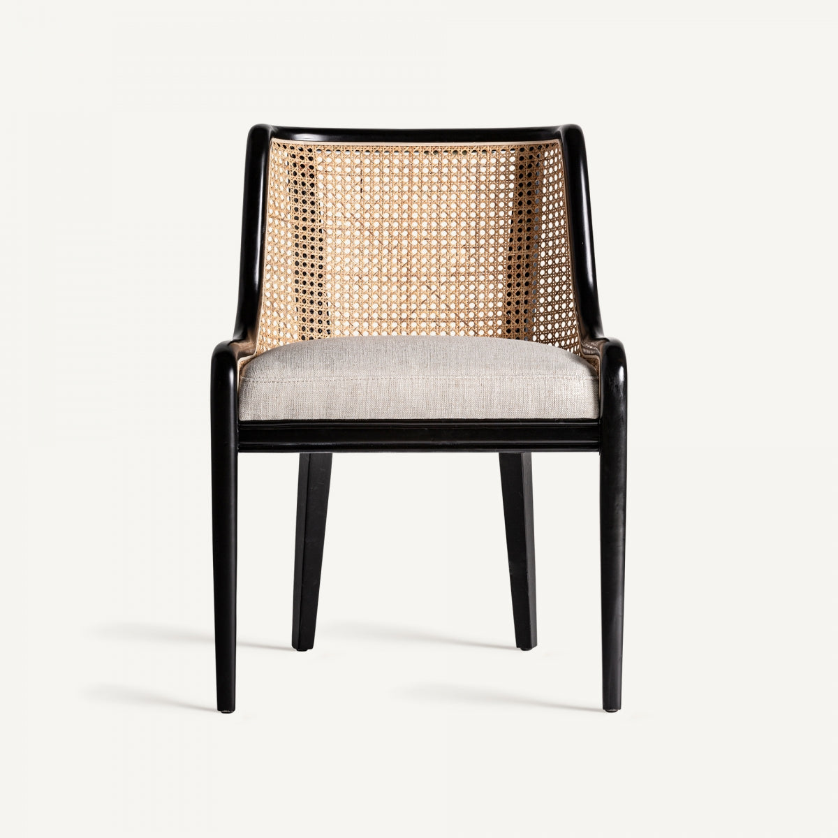 Silla de ratán natural y madera negra, vista frontal en estilo tropical moderno