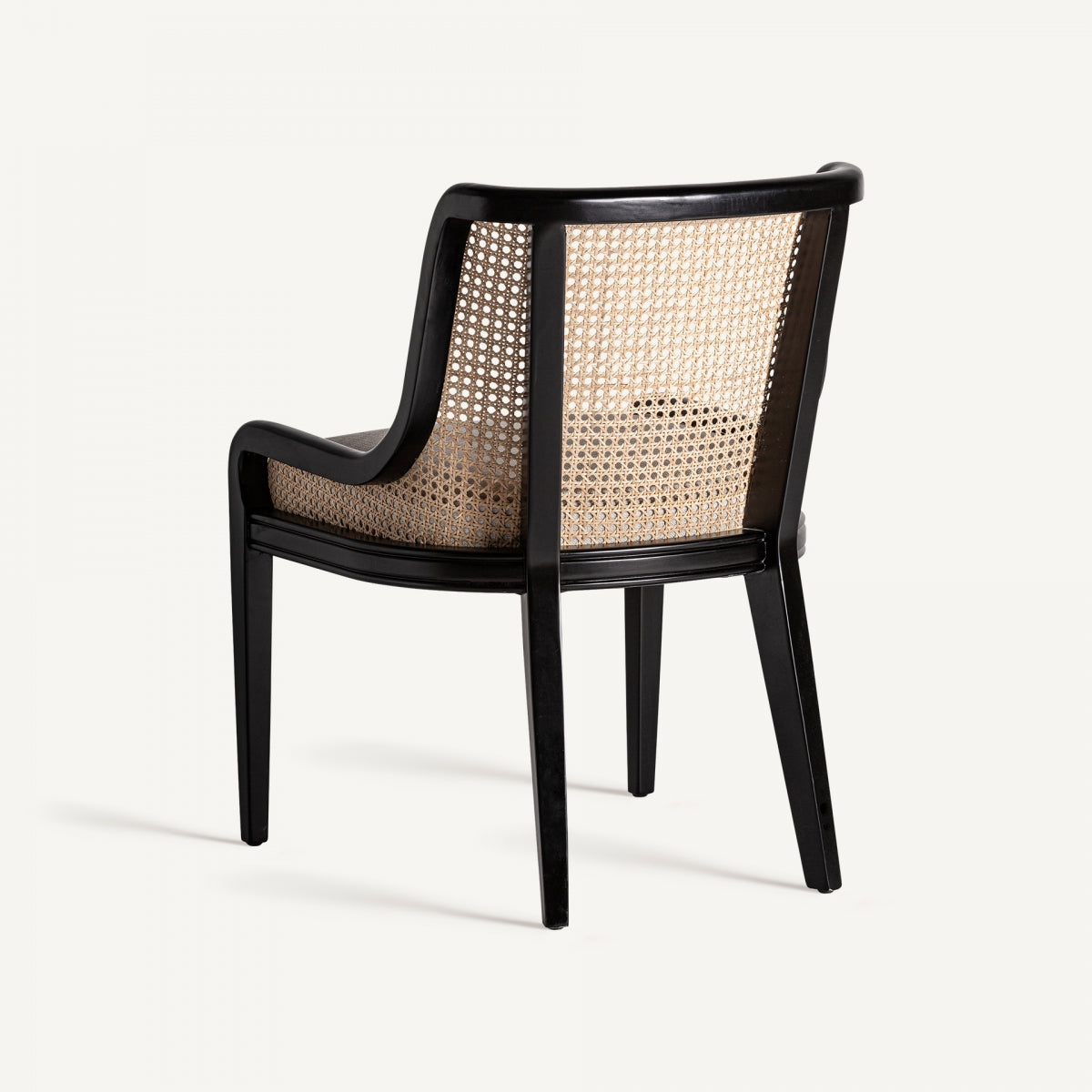 Silla con respaldo envolvente de rejilla natural y patas negras, vista trasera