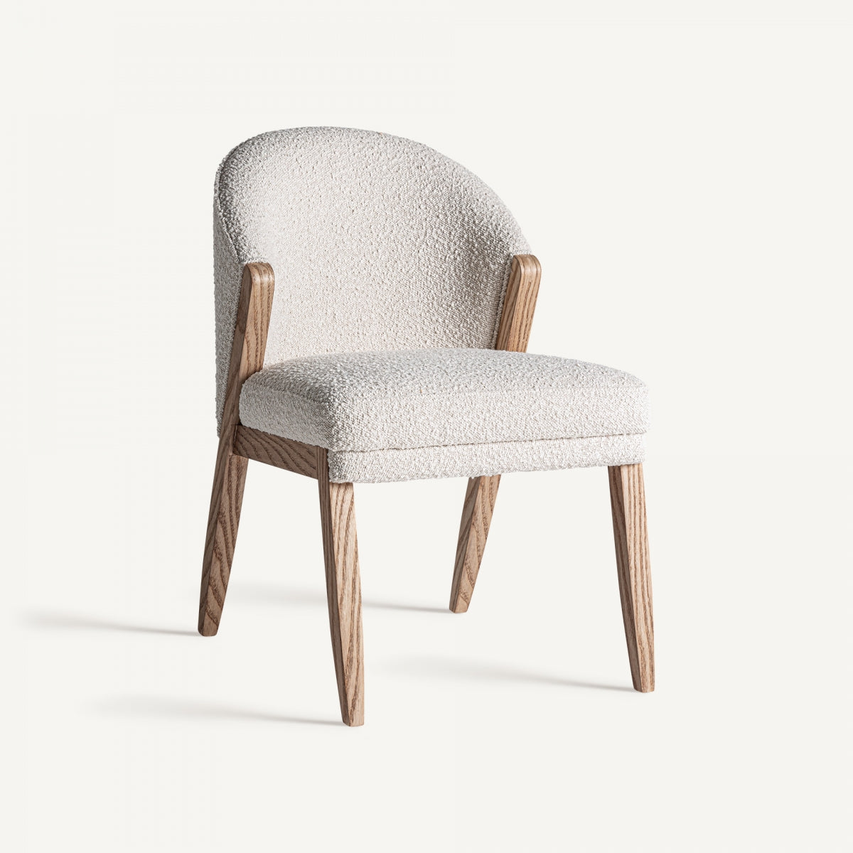 Vista general frontal de la silla Prati en tejido bouclé blanco y madera marrón, estilo contemporáneo.