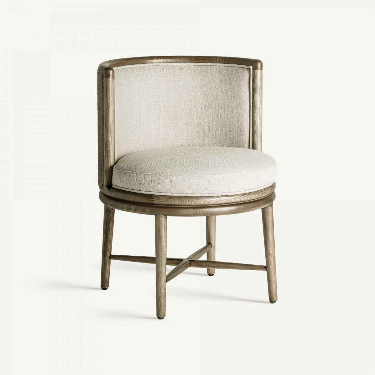 Vista frontal de silla redonda tapizada en tejido beige con estructura de madera y respaldo envolvente.